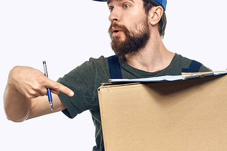 身穿工作制服的运货装货员携带轻型信使背景船运盒子纸板蓝色邮政服务邮件商务男人商业图片