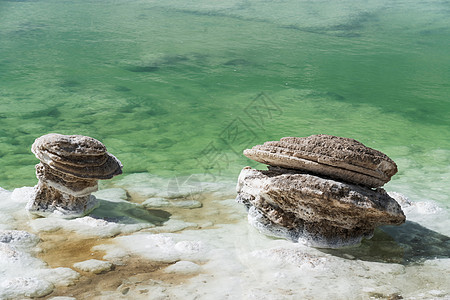 在绿盐湖旁的盐石环境热带假期旅游岩石支撑海滩海洋矿物水晶图片