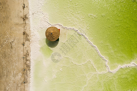 绿色盐湖和海滩雨伞 天然湖底背景旅游海岸线天堂旅行天线盐水热带假期水晶海岸图片