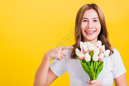 女人笑着 尖叫着兴奋地欢呼着 拿着花朵郁金香束微笑成人母亲花束女孩女士礼物工作室郁金香头发图片