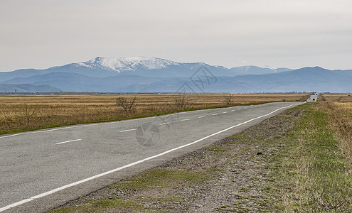 国家北部寒冷地区铺设的公路 位于该国北部寒冷地区图片