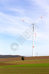 蓝天的田地上的风车草地空气资源农场技术涡轮植物力量环境风力图片