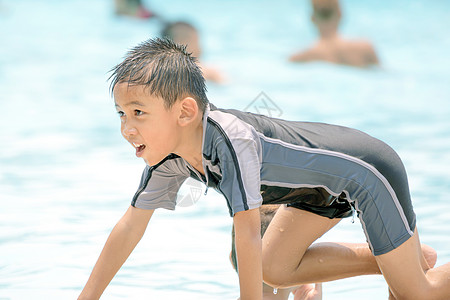 穿泳衣的亚洲男孩男性乐趣幸福微笑水池男生家庭游泳衣青年晴天图片