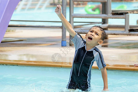 穿泳衣的亚洲男孩晴天微笑儿子青年男性孩子水池游泳衣快乐幸福图片