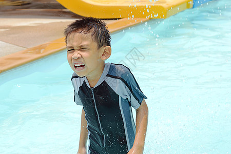 穿泳衣的亚洲男孩快乐孩子微笑男性晴天运动假期童年家庭儿子图片