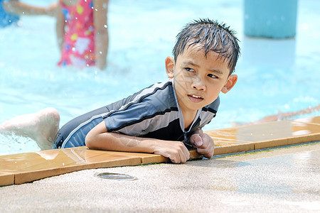 穿泳衣的亚洲男孩白色游泳运动青年快乐晴天男生儿子男性童年图片
