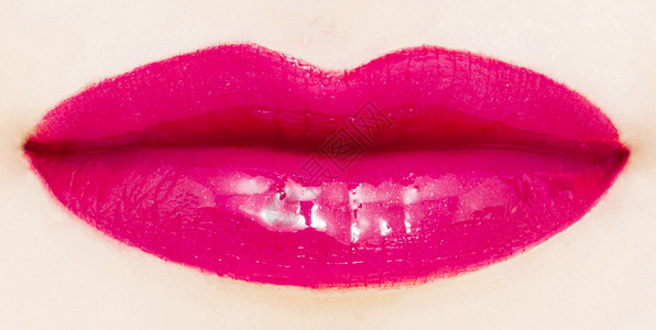 女性嘴唇上涂着光亮的口红或唇膏 以化妆和美容奢华头发化妆品女孩魅力皮肤光泽度护理女士身体图片
