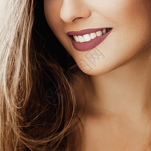 健康健康的女性笑容 完美的自然白牙诊所卫生女士幸福医生嘴唇口腔科女性皮肤外科图片