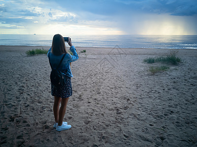 女孩在海滩上的女孩晴天自由射线飓风碰撞灾难海景帮助海浪享受图片