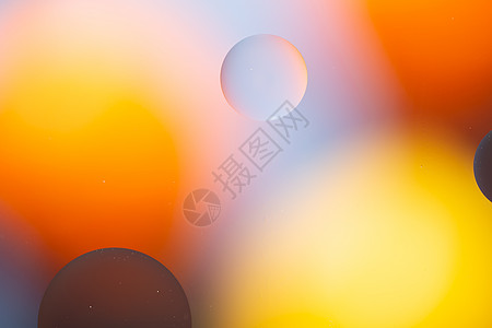 气泡柠檬片彩虹照明效应中的封闭水和石油抽象物艺术气泡宇宙圆圈液体反射玻璃橙子水滴墙纸背景