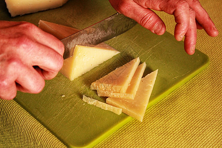 三角形的芒切戈芝士切片饮食午餐厨师厨房味道传统食物小吃砧板生态图片