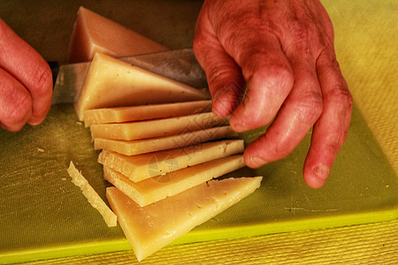 三角形的芒切戈芝士切片乳制品烹饪味道美食桌子文化厨师砧板小吃饮食图片