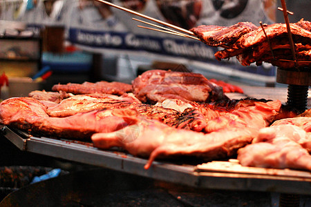 中世纪市场美味的烤肉烧伤派对烧烤热狗猪肉饮食香料火焰肋骨香肠图片