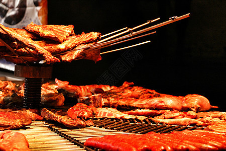 中世纪市场美味的烤肉烧伤男人羊肉烹饪派对野餐食物厨师猪肉烧烤图片