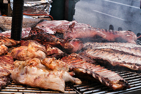 中世纪市场美味的烤肉派对羊肉牛扒饮食热狗烧伤火焰食物野餐香料图片