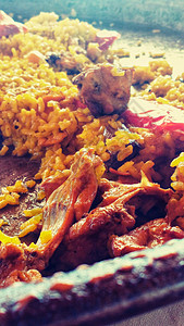 美味的大米肉卷和兔子油炸美食服务香料胡椒午餐烹饪盘子乡村藏红花图片
