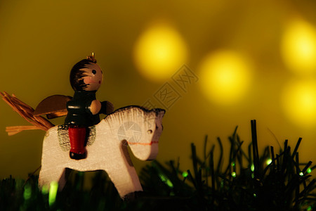 天使圣诞装饰品 用绿色园地骑马装饰棍棒季节假期玩具翅膀微光塑像紫色传统图片