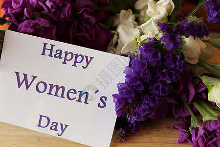 妇女节送百合花和蜡菊花 笔记本上的快乐妇女节消息紫色纸条国际假期女性叶子书法花束植物群庆典图片