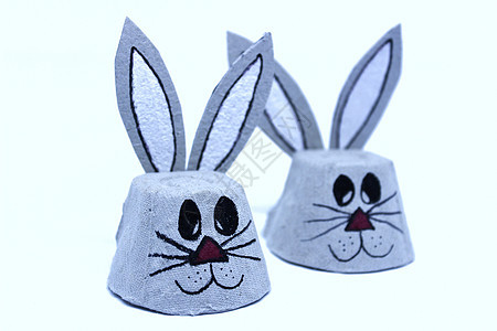 复活节兔子由纸板鸡蛋杯制成微笑耳朵孩子们动物宗教工艺庆典假期风格童年图片