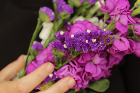 妇女节送百合花和蜡菊花 笔记本上的快乐妇女节消息纸条庆典女性书法花束自然日花瓣国际假期紫色图片
