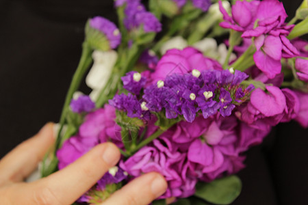 妇女节送百合花和蜡菊花 笔记本上的快乐妇女节消息植物群花束书法纸条假期国际自由礼物卡片叶子背景图片