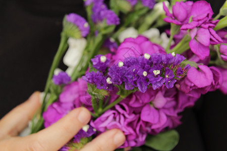 妇女节送百合花和蜡菊花 笔记本上的快乐妇女节消息植物群花束庆典国际叶子花瓣礼物书法卡片女性图片