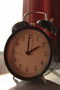 清晨2点前的星期天夏节春唤醒小时苏醒钟表手表警报古董活力摄影圆形图片