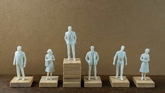 木材桌上的小型商业内容图示模型工作室团队经营商务塑像工作数字理念小组男人图片