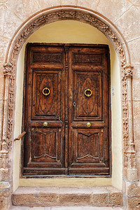 西班牙阿尔巴塞特省阿尔卡拉兹大房子的旧外墙和入口游客旅行历史遗产木质建筑学石刻做工木头建筑图片