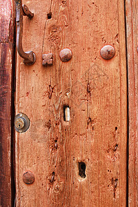 旧木门 有铁制成的铁细节金属装饰品艺术铁工门把手木头家具入口挂锁建筑学图片