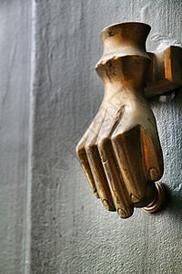 旧绿色木制门上有手形状的金色门窗木头装饰风格青铜房子古董黄铜装饰品手指入口图片
