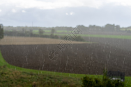 恶劣天气下大雨 在全国草原上暴雨水弹戏剧性雨滴阴影地面风暴季节环境倾盆大雨太阳图片