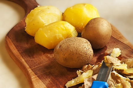 剥皮马铃薯金属烹饪果皮团体蔬菜金子皮肤工作食物木头图片