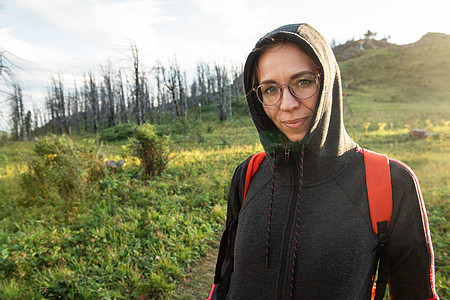 妇女早期在夏季林区步行背包探索远足者女性活力旅行成人自由木头远足图片