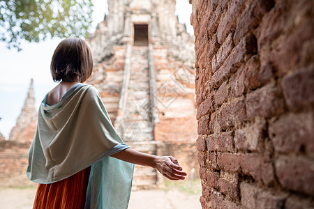 亚裔妇女在寺庙旅行 Ayutthaya图片