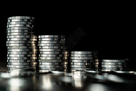黑暗背景上的银质硬币堆积如山金融金属财富投资者商业基金现金市场库存储蓄图片