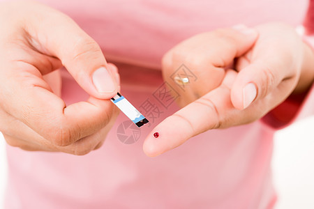 持有测量葡萄糖测试水平的盘子的妇女与检查疾病胰岛素成套疼痛仪表医院诊断身体控制血糖图片