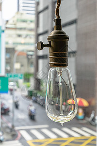 古老的光灯泡审美与市中心背景挂起玻璃白色球泡灯古董黑色金属城市艺术市中心风格图片