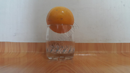 白色玻璃上的橙子贴近木地板底部的白玻璃果味蔬菜文字橙片水果食物纪念品木板热带农贸市场图片