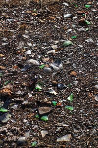 碎玻璃在地上的纹理回收垃圾绿色倾倒瓶子眼镜碎片生态环境粉碎图片