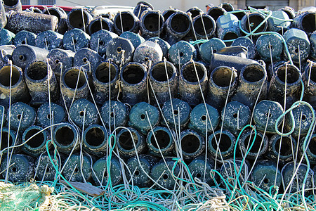 在圣波尔码头捕鱼章鱼和网的陷阱水产浮标环境海洋漂浮养殖钓鱼社区塑料港口图片