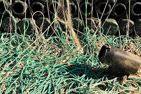 在圣波尔码头捕鱼章鱼和网的陷阱漂浮养殖浮标渔业篮子环境社区钓鱼齿轮黏土图片