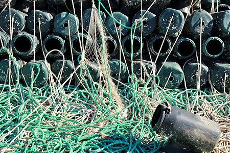 在圣波尔码头捕鱼章鱼和网的陷阱塑料黏土血管水产环境绳索海岸海洋港口食物图片