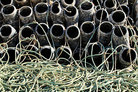 在圣波尔码头捕鱼章鱼和网的陷阱血管黏土齿轮渔业漂浮塑料水产篮子海洋养殖图片