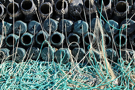 在圣波尔码头捕鱼章鱼和网的陷阱社区海岸环境绳索港口海洋水产塑料钓鱼篮子图片