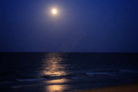 黄昏的阿利坎特海滩 满月别墅反射旅游文化月光渔船海岸线假期阳光蓝色图片