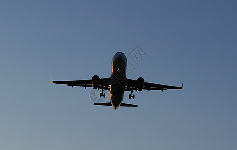 飞翔在天空中客机机器机身风暴航空公司涡轮湍流速度技术引擎图片