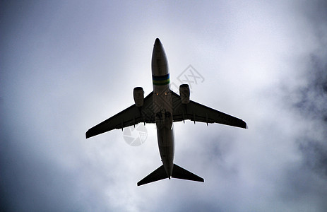 空中有云的飞机飞翔航班客机引擎速度天空航空旅游机器喷射技术图片