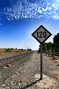 速度标志 在火车行道旁边以每小时120公里为限火车岩石注意力过境警告运输时间铁路旅行行程图片