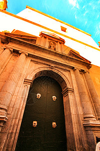 阿利坎特的巴里圣尼古拉斯合院历史性观光大教堂钟楼蓝色风景崇拜教会上帝旅行图片